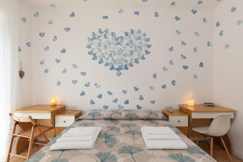 Bed, Photo of the whole room, Decorative detail, Bedroom, towels