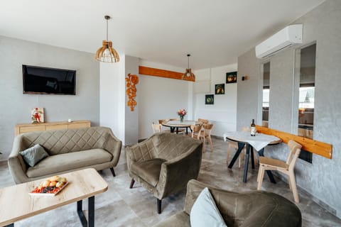 TV and multimedia, Living room, Seating area, Dining area, Evening entertainment