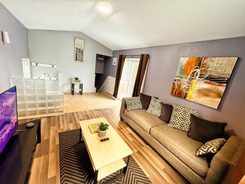 Communal lounge/ TV room, TV and multimedia, Living room, Seating area, Evening entertainment