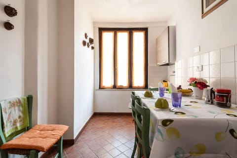 Kitchen or kitchenette, Food and drinks, Dining area, Food