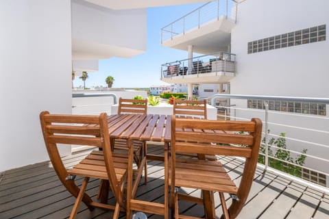 View (from property/room), Balcony/Terrace, Dining area