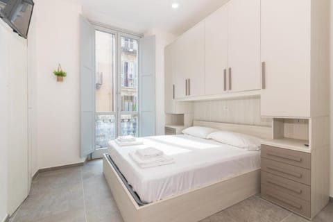 Bed, TV and multimedia, Photo of the whole room, Bedroom, towels, wardrobe