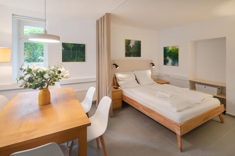 Bed, Photo of the whole room, Seating area, Dining area, Bedroom