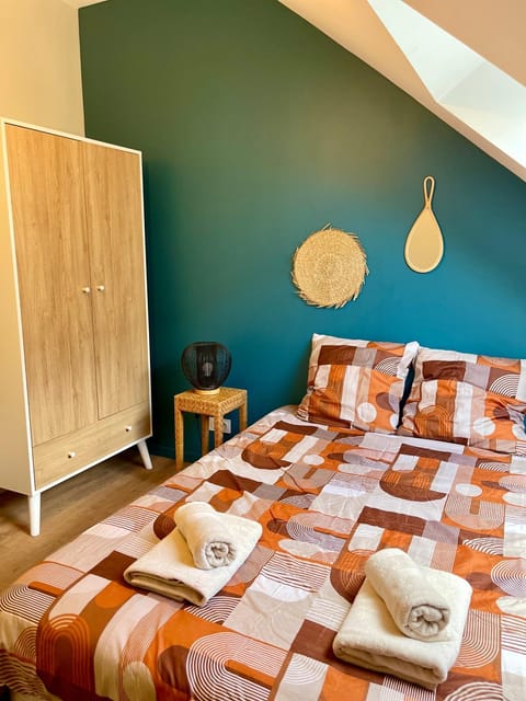Bed, Bedroom, towels, wardrobe
