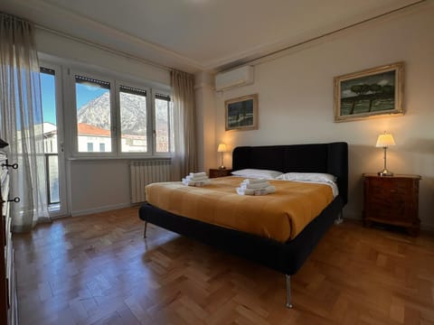 Balcony/Terrace, Bedroom, Mountain view, towels, air conditioner