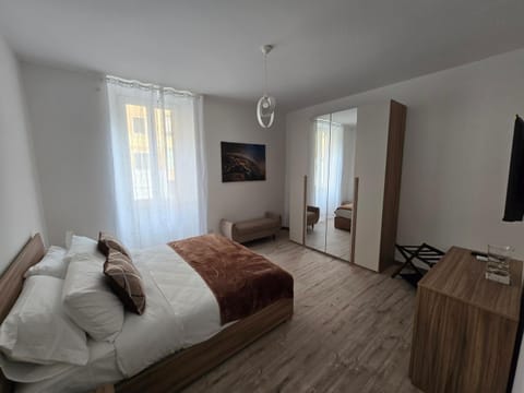 Bed, TV and multimedia, Photo of the whole room, Bedroom, wardrobe