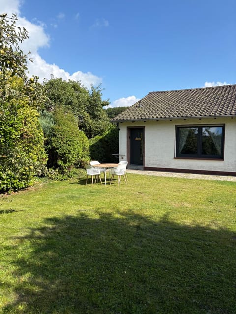 Property building, Garden, Garden, Balcony/Terrace, Seating area, Garden view