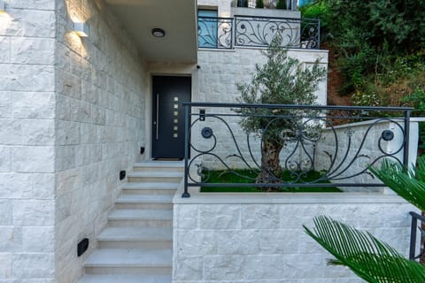 Property building, Facade/entrance