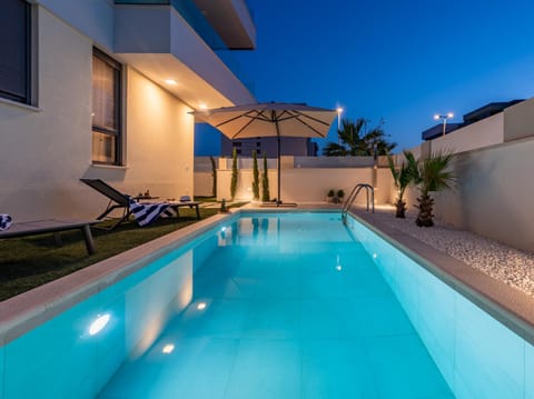 Balcony/Terrace, Swimming pool, Swimming pool, sunbed