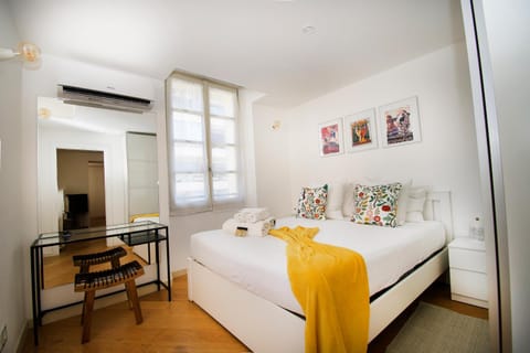 Photo of the whole room, Bedroom, air conditioner