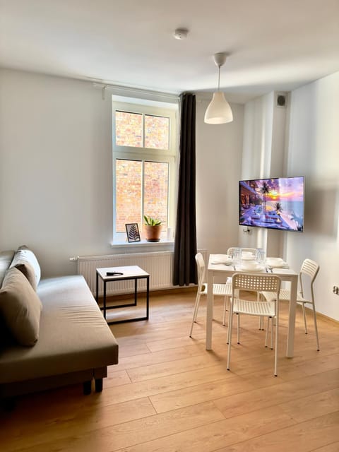 TV and multimedia, Living room, Photo of the whole room, Seating area, Dining area, Entertainment, internet