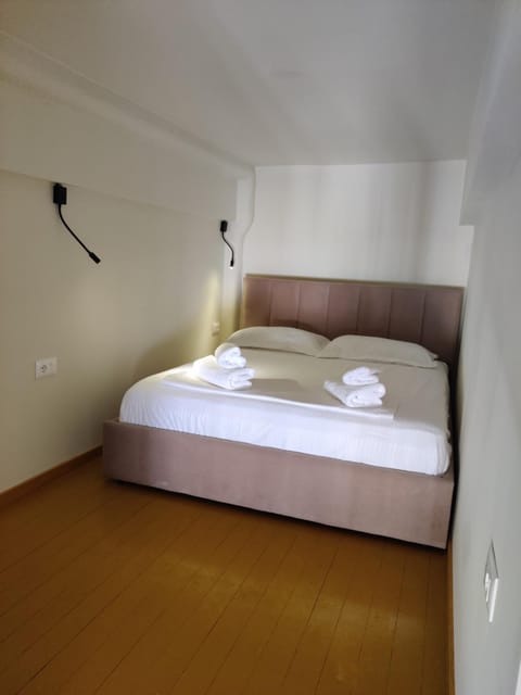 Bed, Bedroom, towels