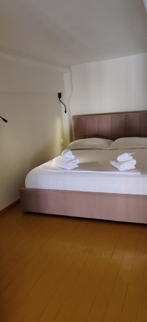 Bed, Bedroom, towels