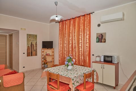 TV and multimedia, Kitchen or kitchenette, Living room, Seating area, Dining area, minibar, oven, air conditioner