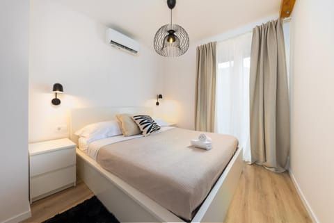 Bed, Photo of the whole room, Bedroom, air conditioner