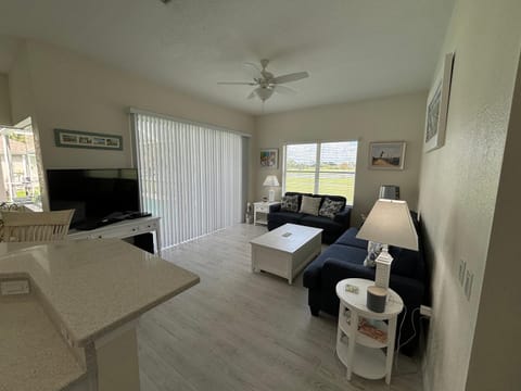 Spacious 3-Bed Oasis with Granite Finishes & Pool House in Rotonda Lakes