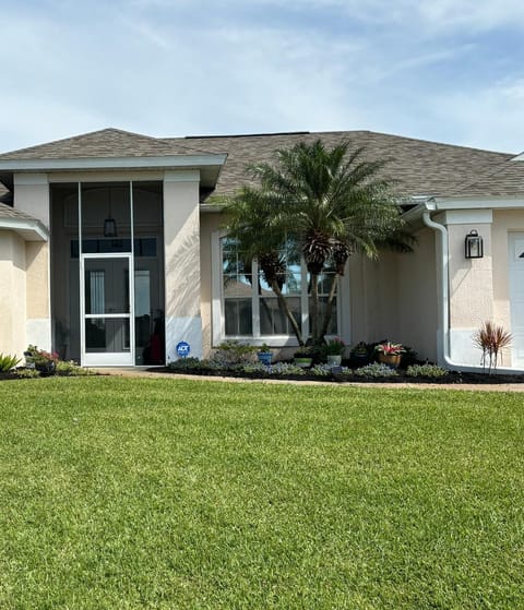 Spacious 3-Bed Oasis with Granite Finishes & Pool House in Rotonda Lakes