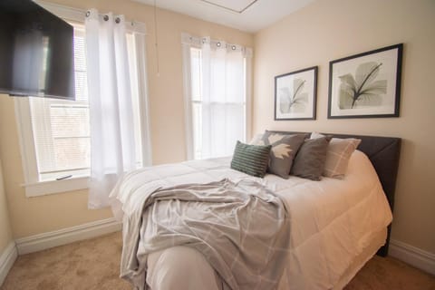 TV and multimedia, Photo of the whole room, Bedroom