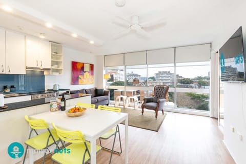 Kitchen or kitchenette, Living room, Food and drinks, Dining area, Food, stove