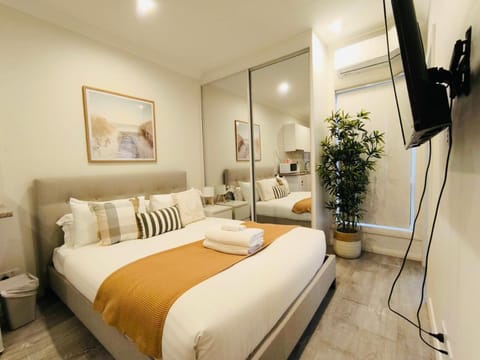 Bed, TV and multimedia, Bedroom, wardrobe
