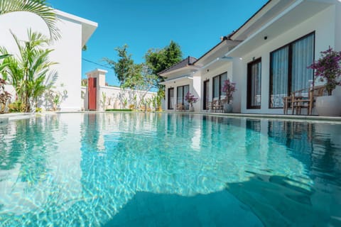 Property building, Day, Pool view, Swimming pool