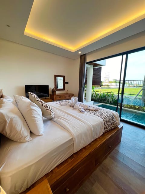 Bed, Photo of the whole room, towels
