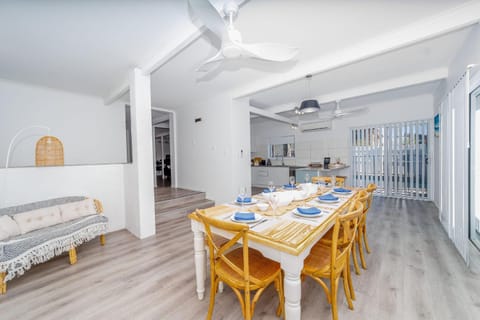 Kitchen or kitchenette, Seating area, Dining area, air conditioner