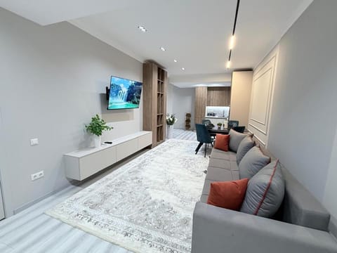 Communal lounge/ TV room, TV and multimedia, Living room, Seating area, Evening entertainment
