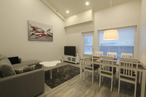 TV and multimedia, Living room, Seating area, Dining area
