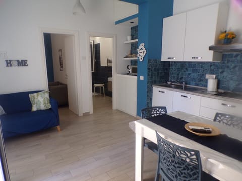 Kitchen or kitchenette, Dining area, oven, stove