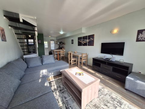 Kitchen or kitchenette, Living room, Seating area, Evening entertainment