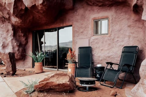 Dreamy Cave for Adventure Lovers with Incredible Night Sky Views and Close to Awesome Outdoor Activities in Moab, utah House in Moab