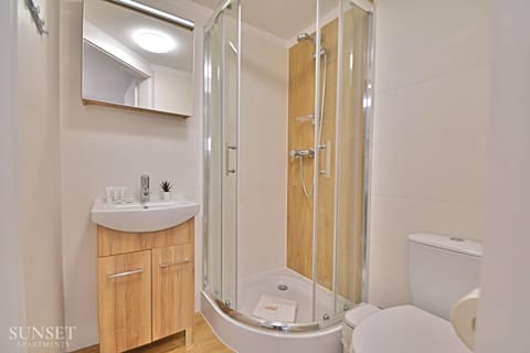 Shower, Toilet, Bathroom, towels