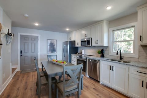 Gorgeous Cabin Great for Groups or Families with Jacuzzi, Fire Pit and Views in Alabama Cabin in Grant