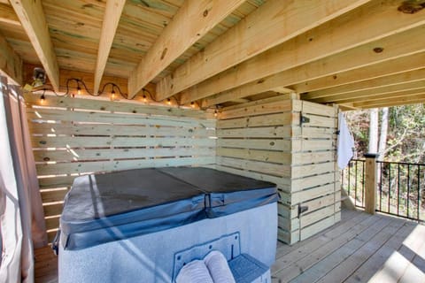 Gorgeous Cabin Great for Groups or Families with Jacuzzi, Fire Pit and Views in Alabama Cabin in Grant