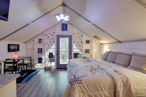 Beautiful Tented Cabin Surrounded by Nature and Hot-tub Provided in Scottsboro, Alabama Cabin in Grant