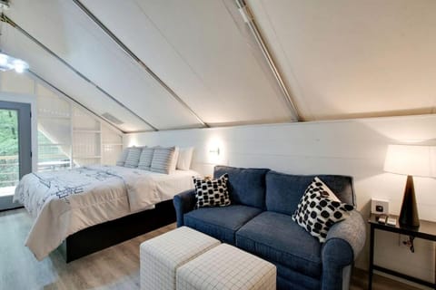 Beautiful Tented Cabin Surrounded by Nature and Hot-tub Provided in Scottsboro, Alabama Cabin in Grant