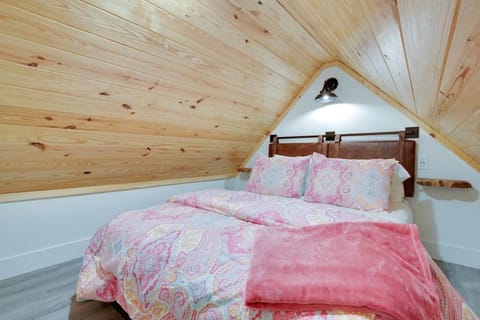 Colorful Tiny House with Outdoor Sauna and Jacuzzi in Alabama House in Grant