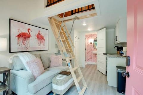 Colorful Tiny House with Outdoor Sauna and Jacuzzi in Alabama House in Grant