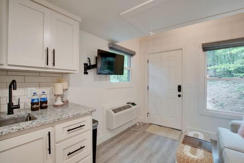 Colorful Tiny House with Outdoor Sauna and Jacuzzi in Alabama House in Grant