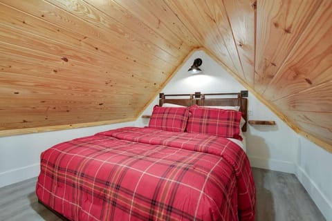 Picturesque Tiny Cabin Surrounded by Nature in Alabama Cabin in Grant