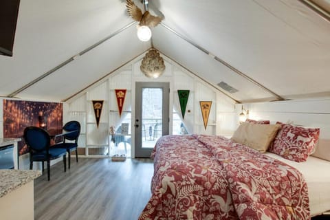 Amazing Tented Cabin with Hot-tub in Scottsboro, Alabama Cabin in Grant