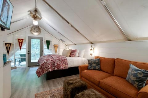 Amazing Tented Cabin with Hot-tub in Scottsboro, Alabama Cabin in Grant