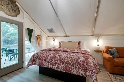 Amazing Tented Cabin with Hot-tub in Scottsboro, Alabama Cabin in Grant