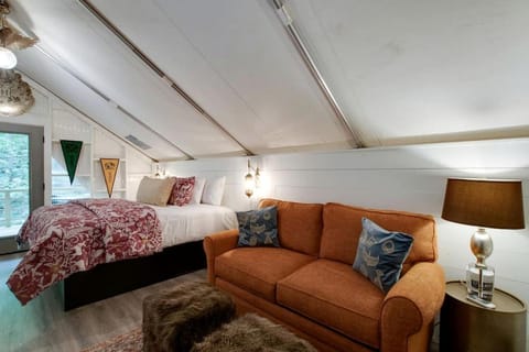 Amazing Tented Cabin with Hot-tub in Scottsboro, Alabama Cabin in Grant