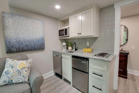 Off-grid Tree House Suitable for Four in Alabama House in Grant