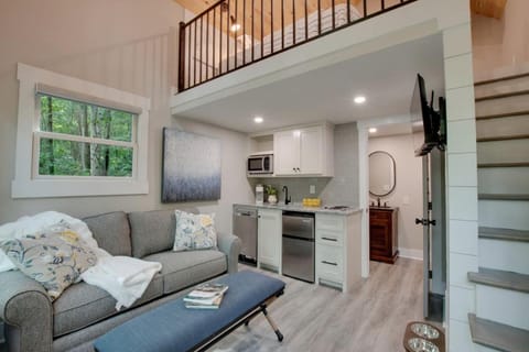 Off-grid Tree House Suitable for Four in Alabama House in Grant