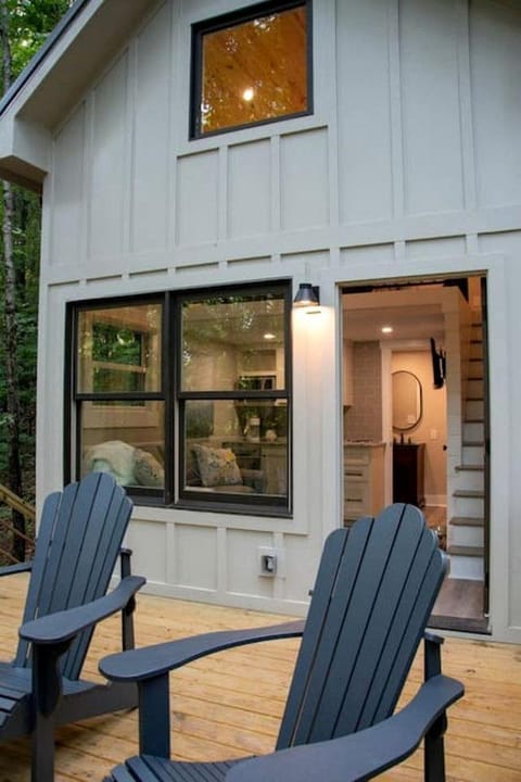 Lofted Romantic Tree House Immersed in Nature in Alabama House in Grant