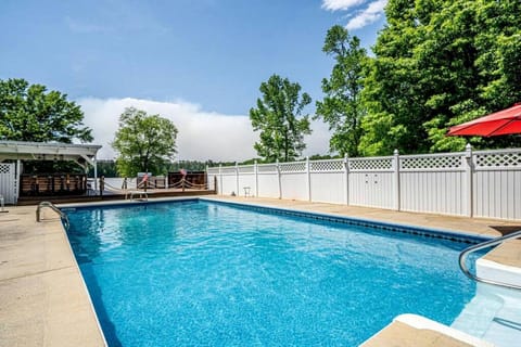 Ultimate Lakefront Cabin with Outdoor Pool in Georgia Cabin in Lake Sinclair