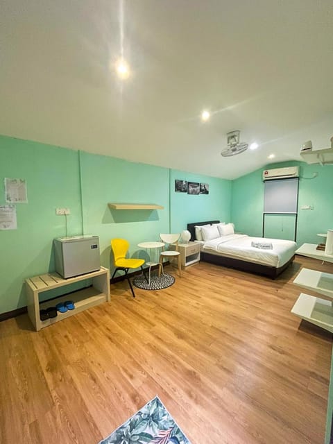 Bed, Photo of the whole room, towels, air conditioner